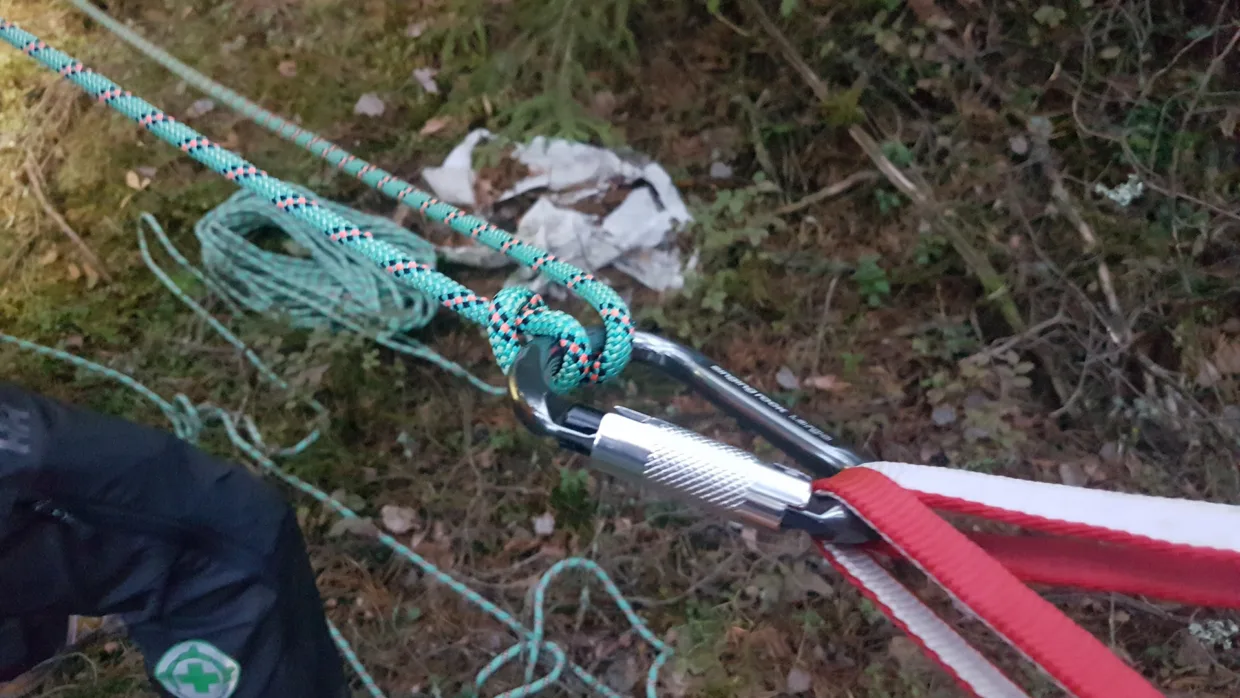 Både tau og karabiner bør kontrolleres jevnlig. I tillegg er kunnskap om og trening på teknikk helt avjgørende. «Man kan si mye og mangt om kontroll og bruk av klatreutstyr, men det svakeste leddet i kjeden er som regel ikke tau, karabiner eller annet utstyr, men oss som brukere», skriver Peter Harholt.