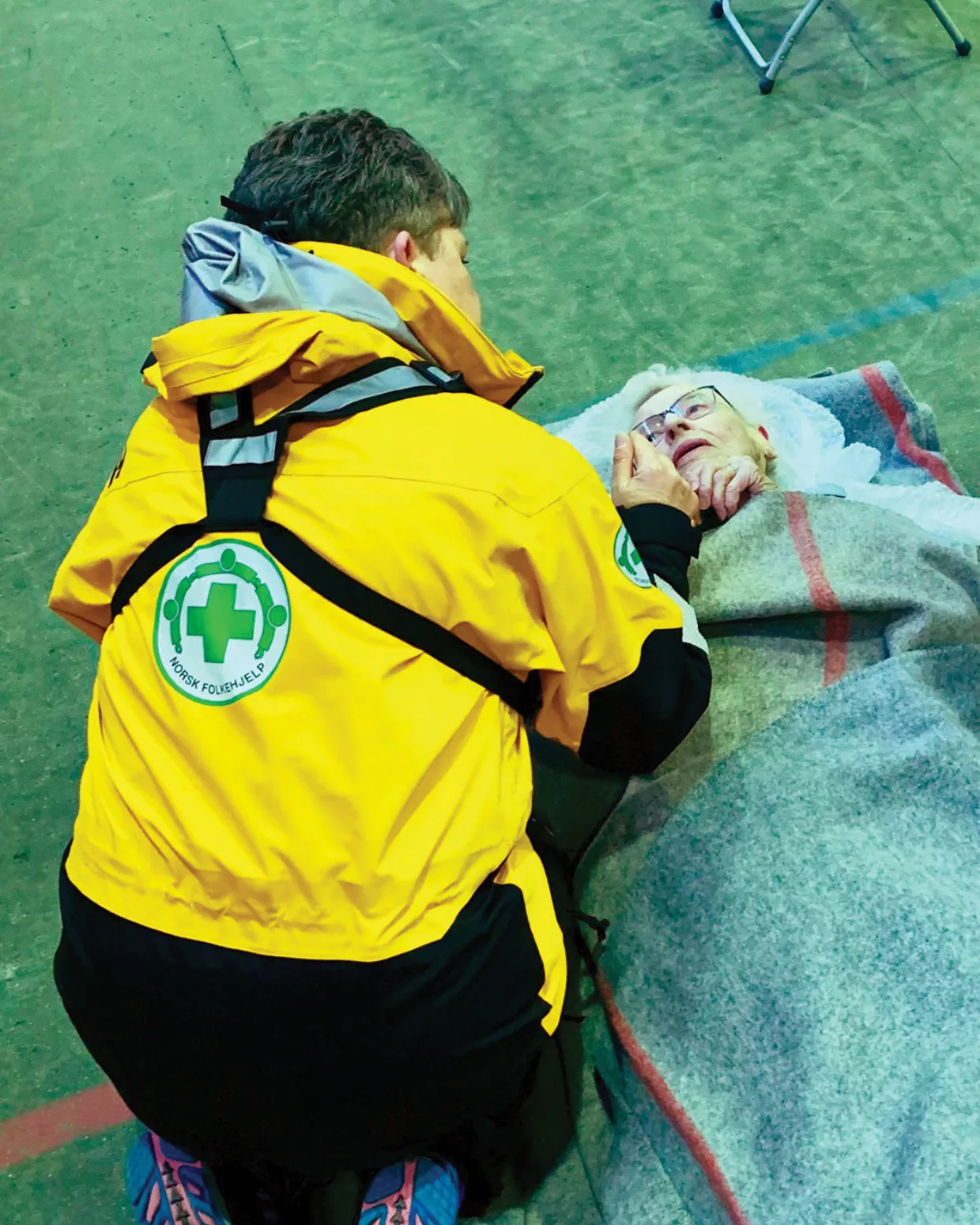 Anne Kristin Angvik med en 93 år gammel kvinne som var blant de som ble evakuert med helikopter fra cruiseskipet. Bildet ble tatt og gjengis med hennes tillatelse. Foto: Norsk Folkehjelp Nesset