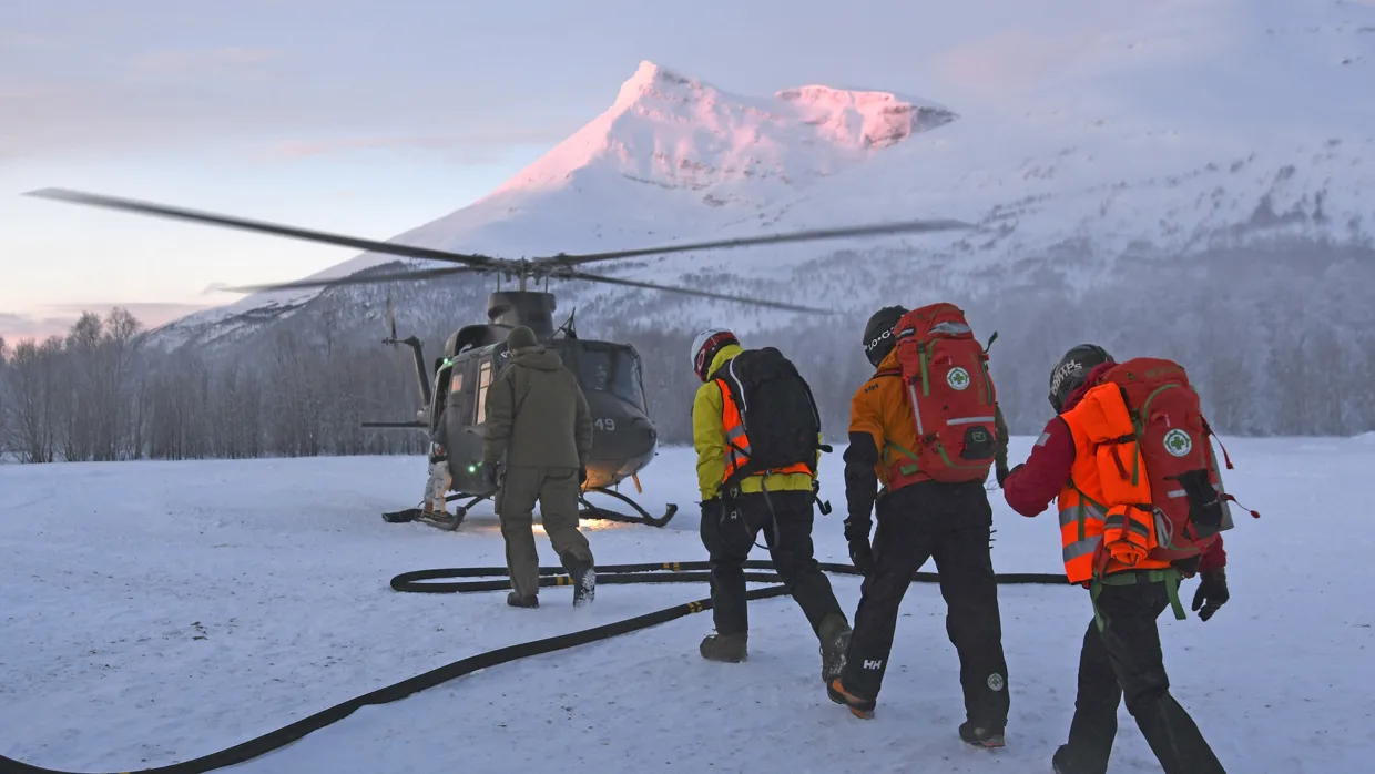 Mannskaper på vei opp til skredområdet. – Alle var forberedt på å overleve ei natt i fjellet. Det å være på 1.000 meter uten retrettmulighet er ikke dagligdags for noen av oss, sier Vegard Standahl Olsen.