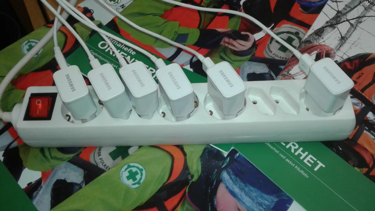 Små-elektrisk utstyr har blitt kompakt og smått de siste årene, men det trengs likevel kjøling. Står de samlet som vist her, øker temperaturen betydelig.
