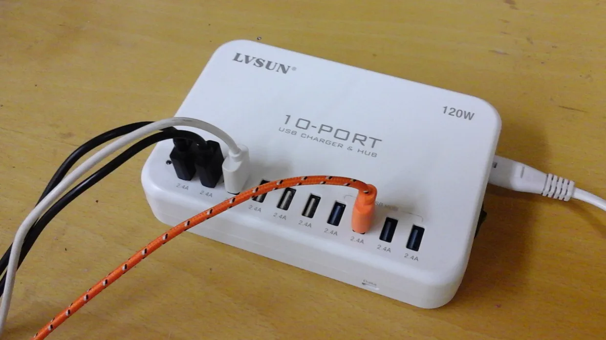 En større lader med mange USB-stikk tar både mindre plass, er sikrere og mer ryddig enn mange enkeltladere.