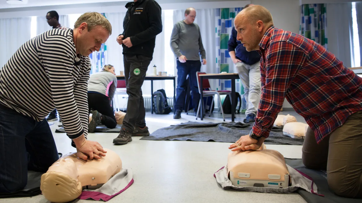 Studieleder Morten Kubberød og Martin Alsparr trener på HLR.