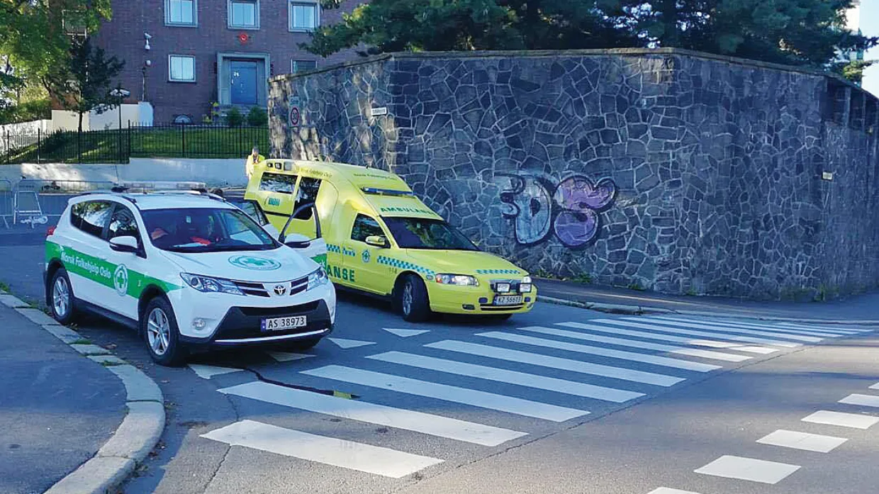 Både redningsbiler og beredskapsambulanser står langs løypa under Oslo Maraton.