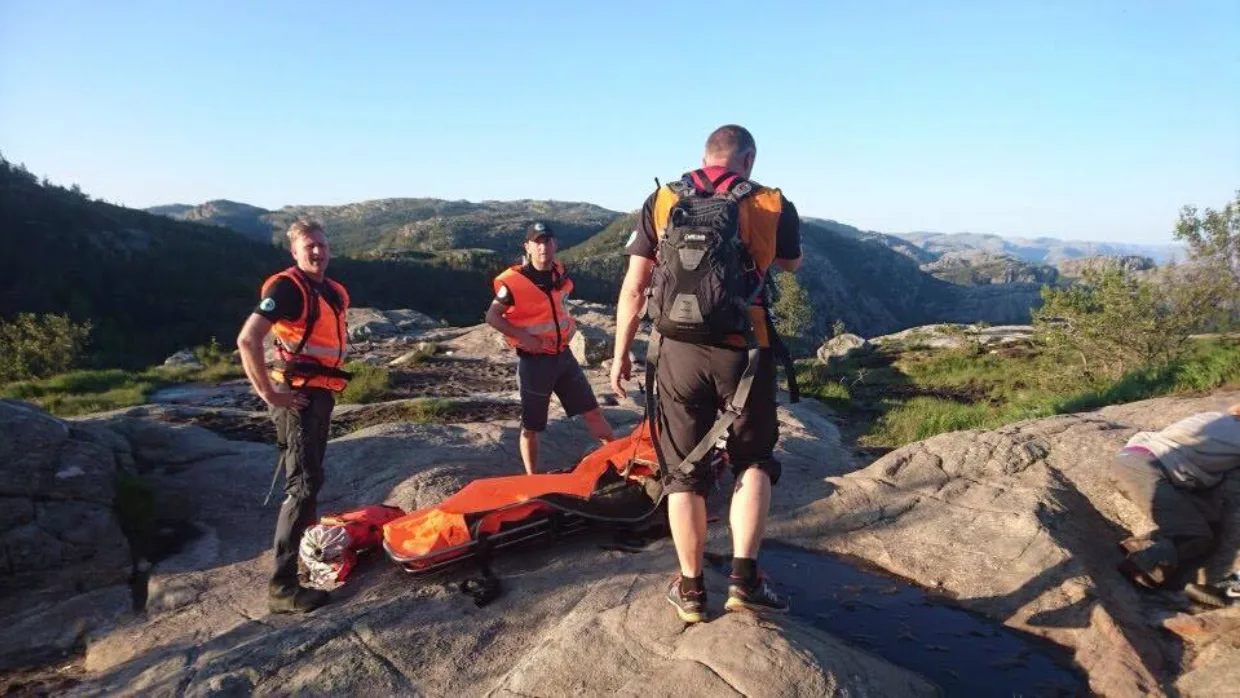 Mannskaper fra Strand og Forsand på en redningsaksjon i juli. I dette terrenget er riktig utstyr avgjørende for resultatet av aksjonen.
