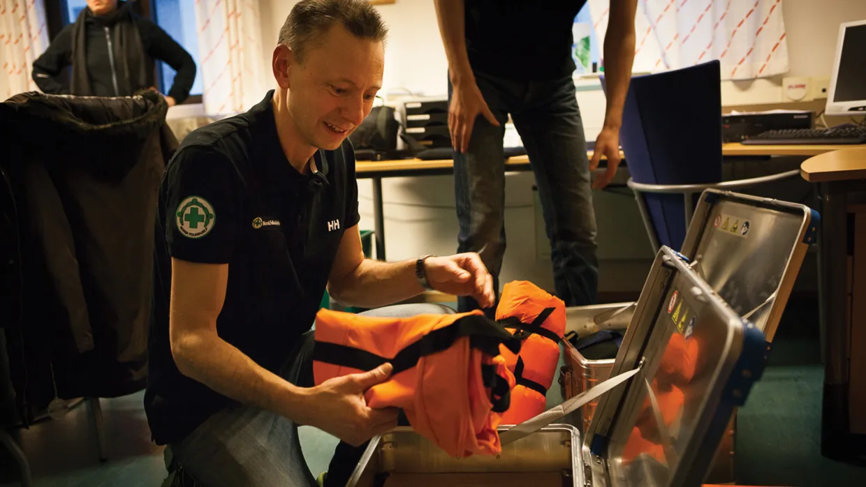 Leder Eiolf Steinvik pakker ut utstyr fra oppstartspakken.