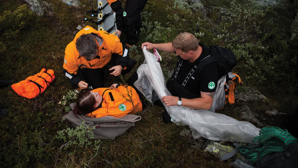 Å forebygge hypotermi er viktig, selv på sommers tid i Norge. Én måte å forhindre nedkjøling på er å etablere en dampsperre for å forhindre fordampning fra kroppen. Dette er en tett, forseglet barriere, som for eksempel bobleplast.