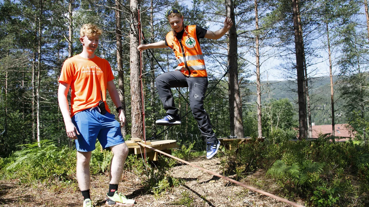 Søskenparet Johannes og Nora Hyllestad dro fra Harstad til Tonstad for å delta på årets sommercamp. Nora var deltaker, mens Johannes var med som instruktør.