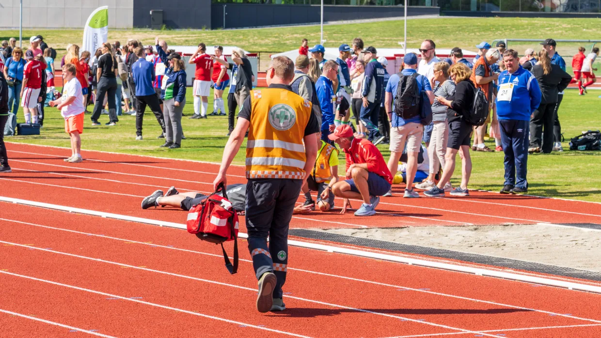 Alf Håland må rykke ut med førstehjelpsbagen når en av utøverne skader seg.