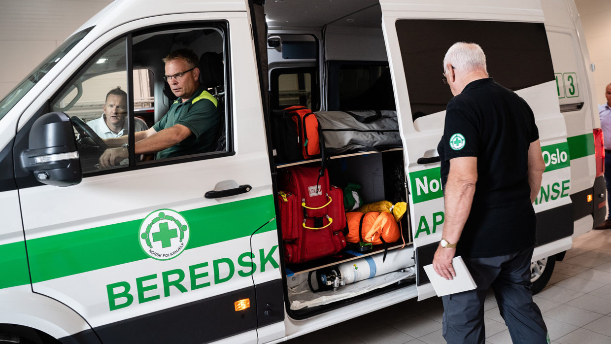 En siste inspeksjon og diskusjon med fagfolkene på Ferno Mobility før bilen ferdiggjøres og settes i beredskap. – Det blir nok kamp om å få kjøre denne ambulansen, sier Frode Hansen og Tage Ravdal.