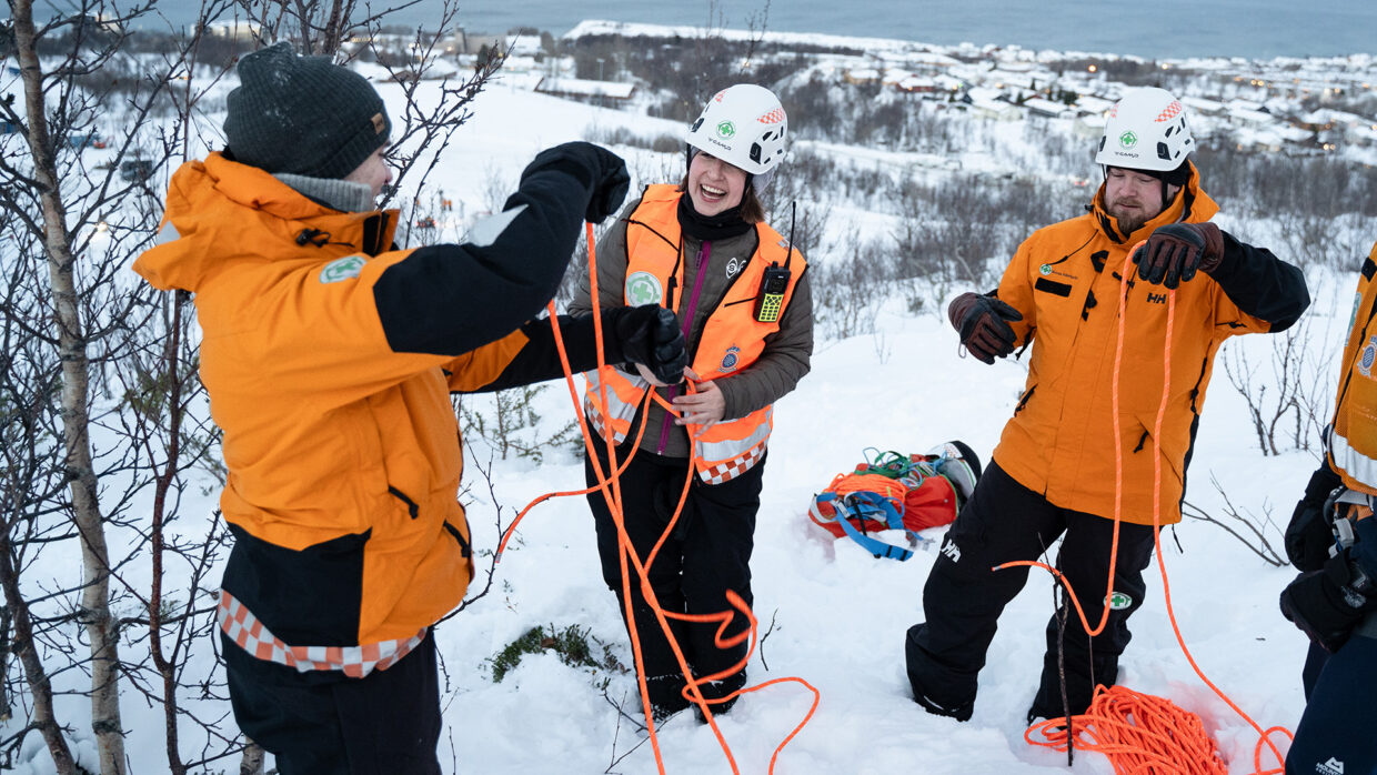 Natalie Helle (i midten) fra Norsk Folkehjelp Bodø får opplæring i knutene som trengs for å kunne operere sikkert i bratt og glatt terreng.