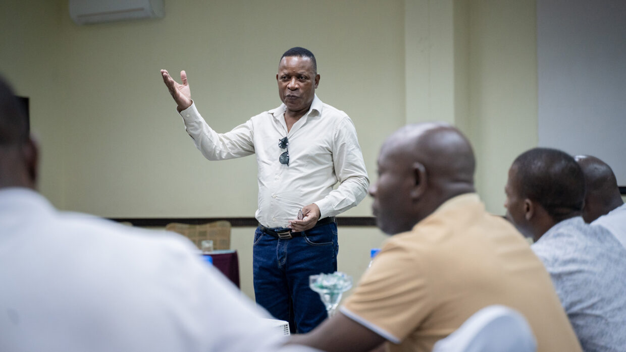 Carlos Manjate er programansvarlig i Wiwanana, som er Norsk Folkehjelps lokale partnerorganisasjon i Cabo Delgado. – Veiene er ikke trygge, men vi har klart å  få med åtte deltakere fra to av de mest  utsatte distriktene til dette kurset, sier han.