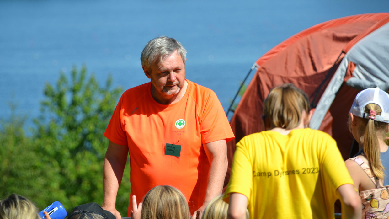 Arnfinn Arnesen har i fire år ledet arbeidet med å arrangere sommerleir for barn i Stavanger.