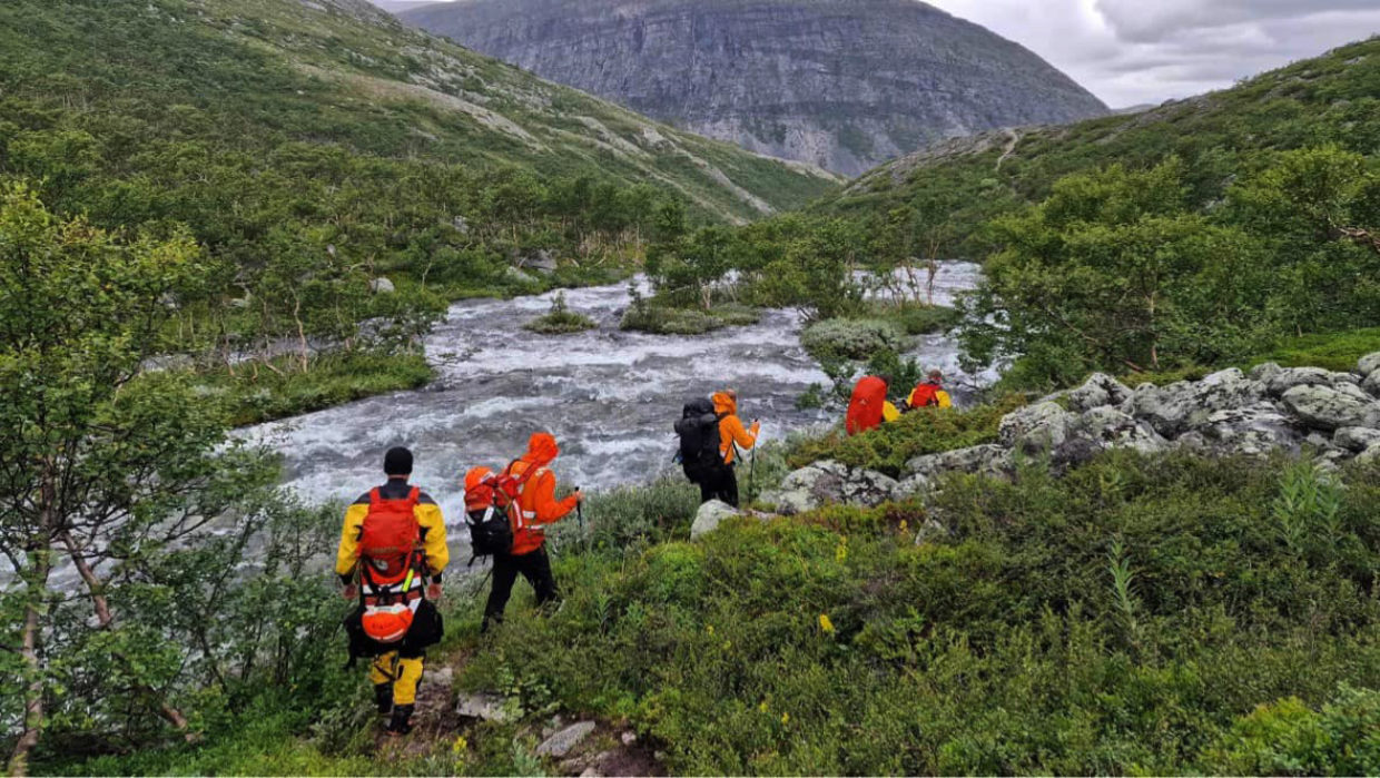 Norsk Folkehjelp Nesset måtte rykke ut for å redde værfaste turgåere på fjelltur.