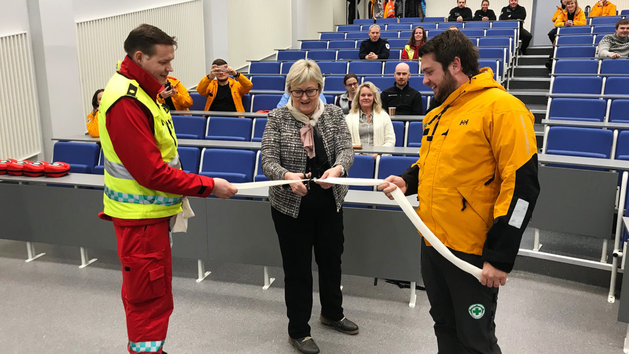 Elisabeth Vik Aspaker, fylkesmann i Troms og Finnmark, åpnet akutthjelperprosjektet i Tromsø ved høytelig klipping av en bandasje.