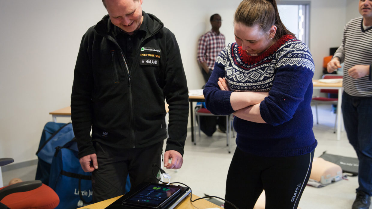 Deltakerne på kurset til Nedre Glomma fikk trene på de nye QCPR-dukkene, som skal øke kvaliteten på hjerte-lungeredningen i hele Norsk Folkehjelp