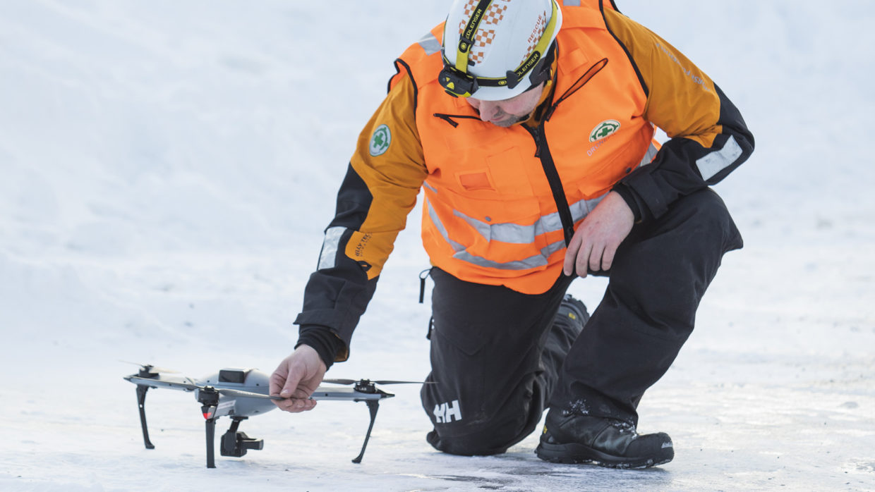 Ralph Simonsen gjør klar en drone til flytur