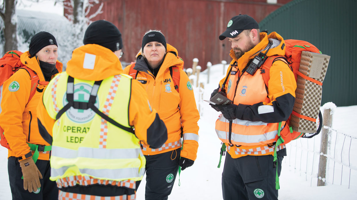 Operativ leder og leder i Norsk Folkehjelp Modum, Geir Danielsen, briefer mannskapene før vinterøvelsen i Norsk Folkehjelp Modum.