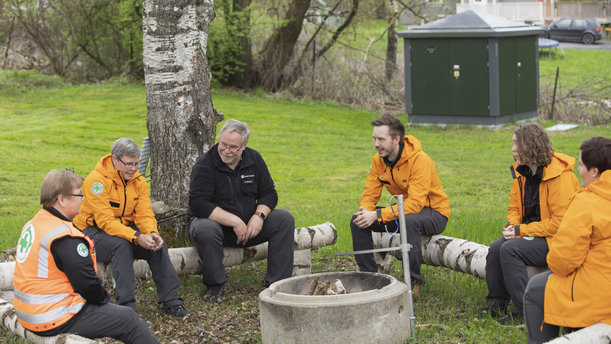 Norsk Folkehjelp Hadeland har samlet seg rundt bålet utenfor depoet.