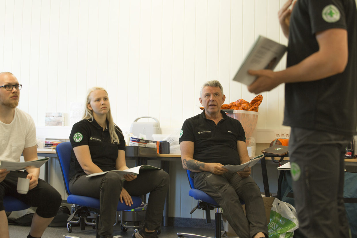 Instruktørene i Norsk Folkehjelp er vant til å jobbe i klasserom og med praktiske øvelser. Nå skal e-læring bli en større del av opplæringen av nye mannskaper.