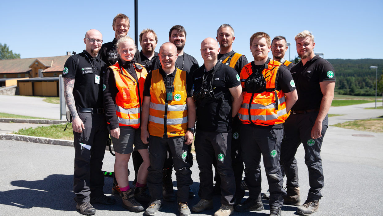 Raymond Sæther (til venstre) sammen med resten av deltakerne på operativ leder-kurset på Kongsberg i juni.