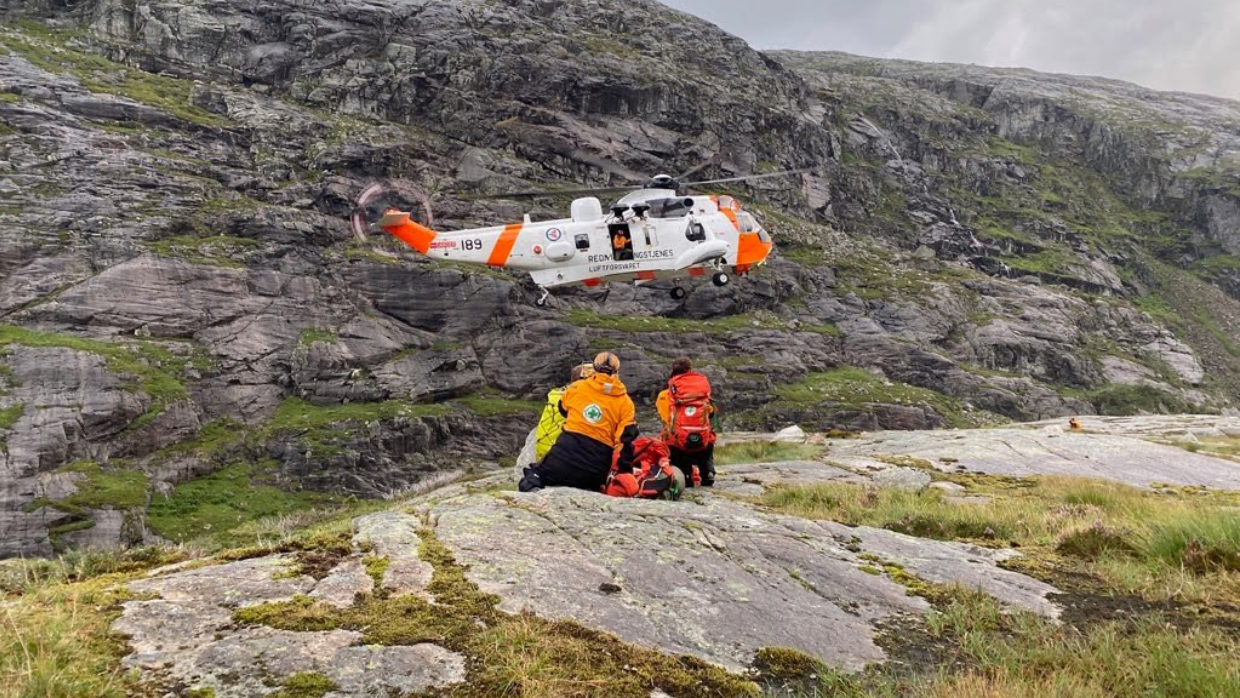 Norsk Folkehjelp Strand og Forsand venter på redningshelikoptret under en av sommerens aksjoner.