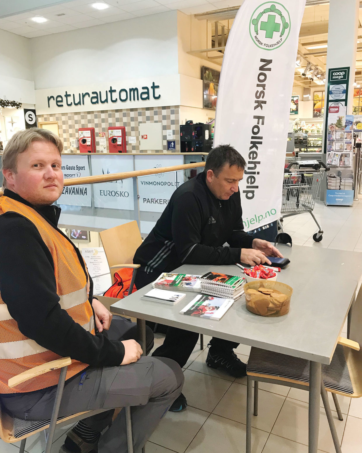 Cato Grytten og Roy Kenneth Håland er ute på butikker og idrettsarrangementer flere ganger i uka for å verve nye medlemmer til Norsk Folkehjelp Hå.
