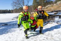 Vannredderne Bendik Westby Evensen og Kristoffer Kleven øver på redning med Julia Myki på åpningen av årets påskeberedskap.
