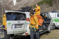 Kristoffer Christiansen og Øystein Nerland viser fram de mobile basestasjonene som skal hjelpe dem under søk- og redningsaksjoner.