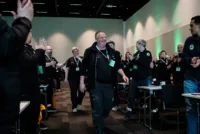 Janniche Bruvik Dagsland og Oddgeir Dagsland fikk stående applaus på vei opp til scenen for å motta prisen.