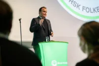 Hans-Petter Aasen, statssekretær i Justis- og beredskapsdepartementet, taler til deltakerne på Fagkonferanse Sanitets og Sanitetsungdom.