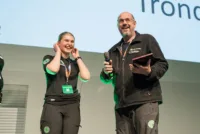 Synne Hegelstad, Beate Liberg og Trond Thoresen smiler etter overrekkelsen av prisen for årets ildjsel.
