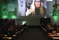Laura McGladrey holdt foredrag om stress-reaksjoner på Fagkonferanse Sanitet 2023.
