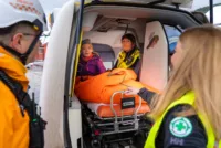 Sanitetsungdom Emilie Knudsen er markør under en felles øvelse med lokallagene i Åmli og Arendal.