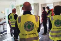 Frivillige og ansatte på mottaket gjennomgår rutinene når det kommer nye flyktninger. Foto: Ida Kroksæter
