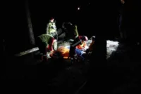 Mannen behandles på funnstedet. Han har gitt Norsk Folkehjelp sin tillatelse til å fortelle denne historien.
