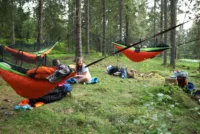 Ungdommene fra Norsk Folkehjelp Hamar koste seg på hengekøyetur under nasjonal overnattingshelg.