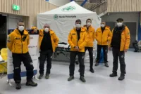 Frivillige fra Norsk Folkehjelp Sanitet Nesset på vakt under vaksinering i Nessethallen i Molde Kommune. De seks mannskapene bidrar med veiledning, mottak og observasjon.