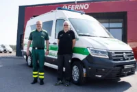 Frode Hansen og Tage Ravdal foran den nye beredskapsambulansen. – Vi har lært mye av denne prosessen, sier Frode Hansen.