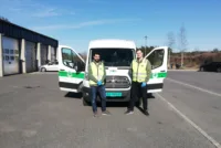 Sina Hassani og Filip Landrø i Norsk Folkehjelp Lørenskog har bidratt med matutlevering til folk i karantene eller isolasjon. – Jeg vil bidra med det jeg kan, slik at de mest sårbare i samfunnet vårt også blir tatt godt vare på i denne krisen, sier Filip Landrø.