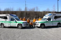 Norsk Folkehjelp Moelv og Omegn og Norsk Folkehjelp Rena med de nye beredskapsambulansene som var klare for innsats til påskeferien.