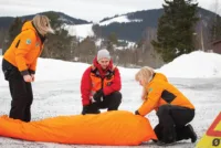 Linda Rasch Larsen og Anne Marie Engelstad fra Norsk Folkehjelp Moelv og Omegn tar akutthjelperkurset sammen med frivillige fra Røde Kors.