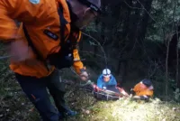 Sikring med tau kan være nødvendig for å flytte ei båre trygt i bratt lende.
