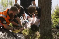 Årets kull med operative ledere er ute og trener på pasientbehandling i ulendt terreng.