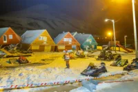 Skredet som traff bebyggelsen i Longyearbyen på Svalbard i 2015, tok to menneskeliv. Det er nå laget nye skredkort for skred mot bygninger.