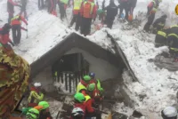 Den italienske redningstjenesten fikk en stor utfordring da et snøskred traf Hotel Rigopiano i Italia i fjor. Siste overlevende ble funnet 69 timer etter at skredet gikk.