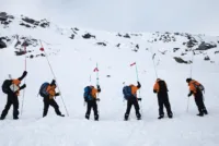 Er det på tide å legge mindre vekt på søk og mer vekt på redning for skredmannskaper, spør Live Kummen i denne artikkelen.