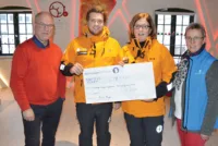 Jonas Vikran Hagen og Runi Putten fra Norsk Folkehjelp mottok sjekken på vegne av FORF-organisasjonene. På hver sin side har de Hans Seierstad og Inger Amb fra Gjensidigestiftelsen.