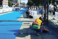 En løper får tilsyn ettermålgang på Oslo Maraton. Ute i løypa foregikk et mer alvorlig drama.
