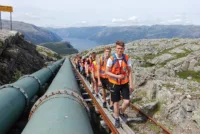 Mange av ungdommene tok utfordringen om å gå de 4444 trappetrinnene til Flørli. \