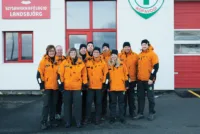 Delegasjonen fra Norsk Folkehjelp på årets Rescue-konferanse utenfor lokalene til Grindavík, som ligger i utkanten av Reykjavik.